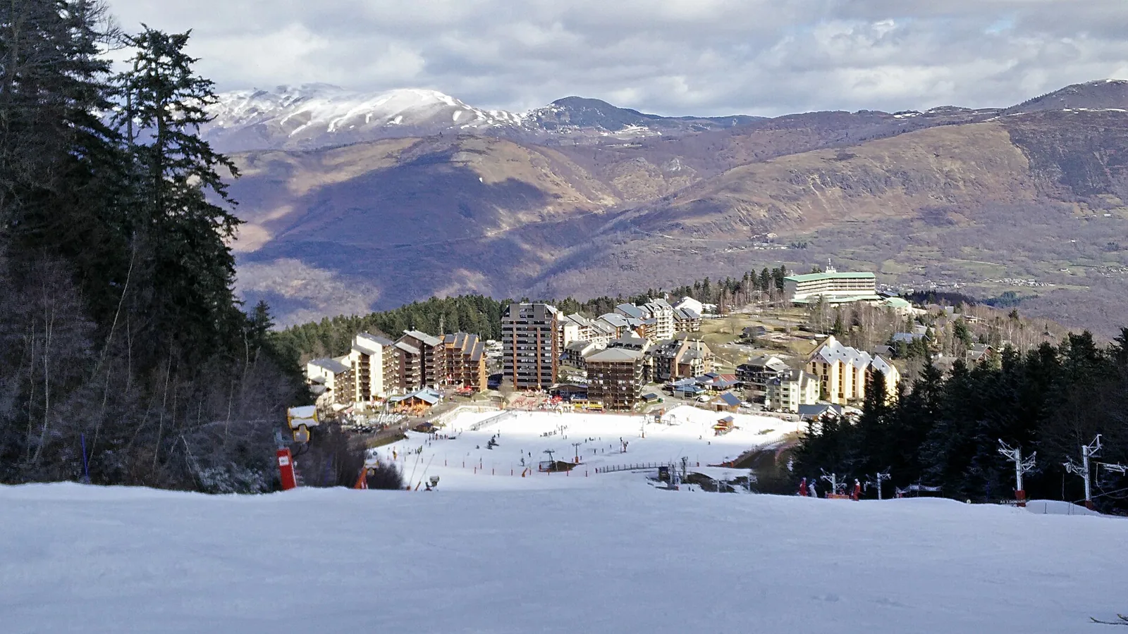 Vue de la station Ax-Bonascre depuis la piste Bonascre