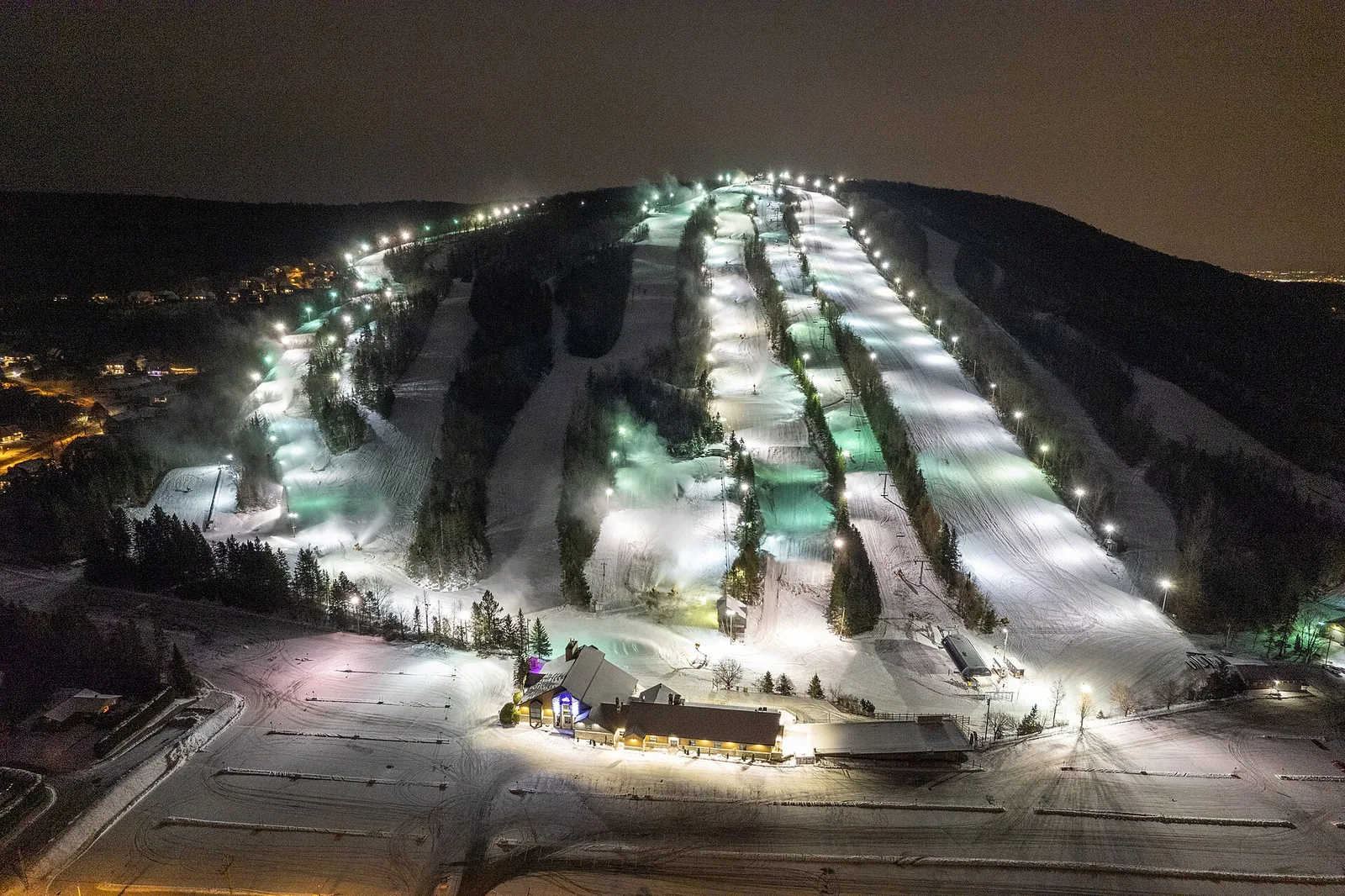 Vue aérienne de nuit - Le Relais 2023