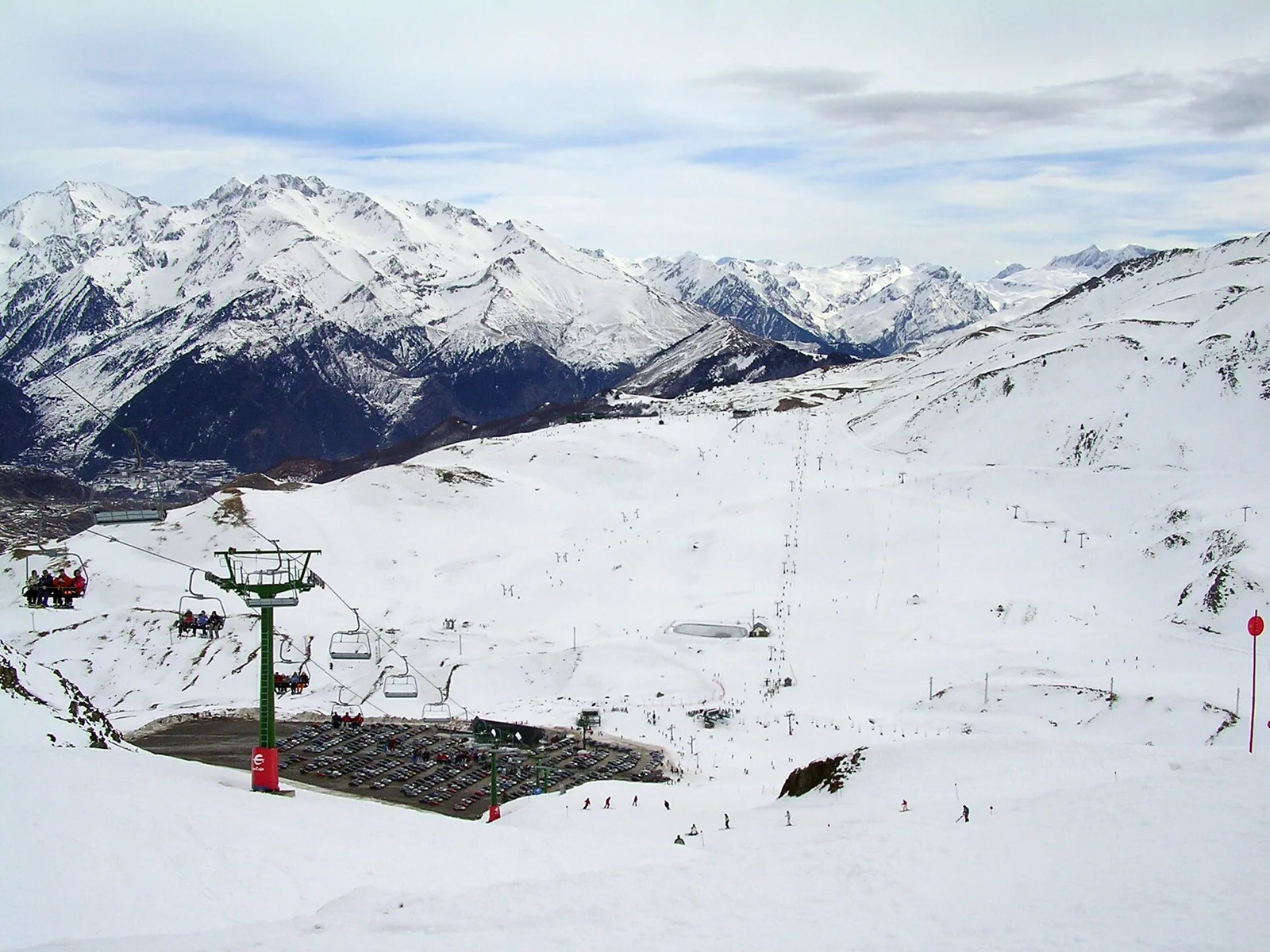 Vista de la estación de esquí de Formigal desde la pista del Collado