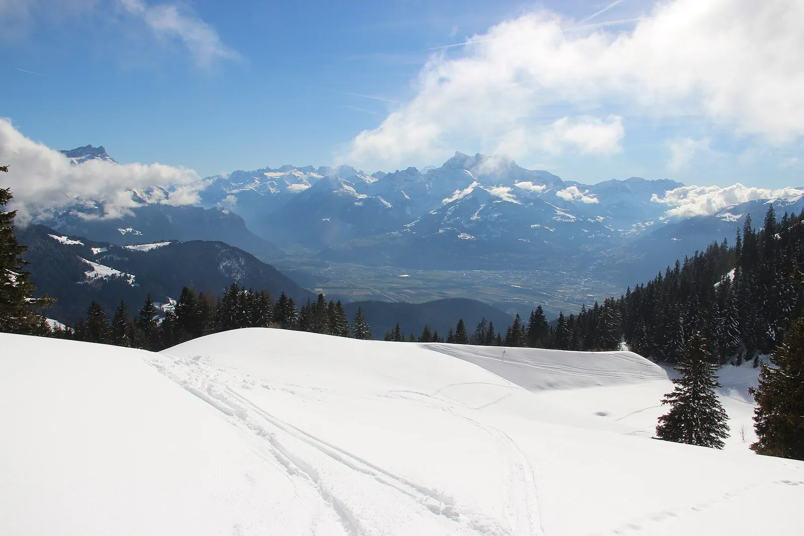 Les Dents du Midi seen from Le Temeley (13148966985)
