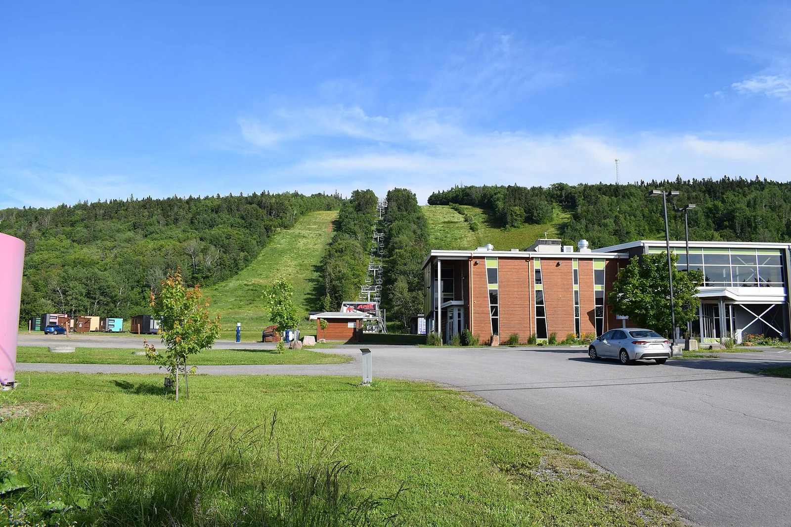 Saint-Mathieu-de-Rioux, Quebec - parc du mont Saint-Mathieu - vue sur des pistes de ski