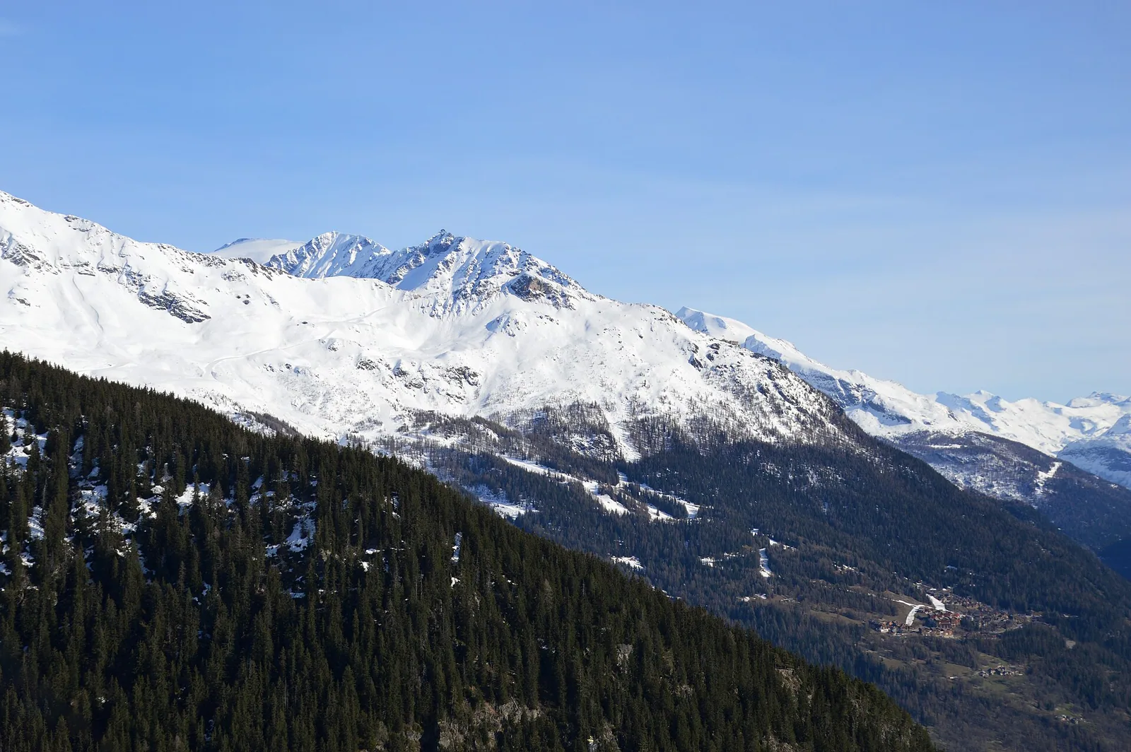 General view of the Saint-Foy-Tarentaise ski area from La Rosière, 2024
