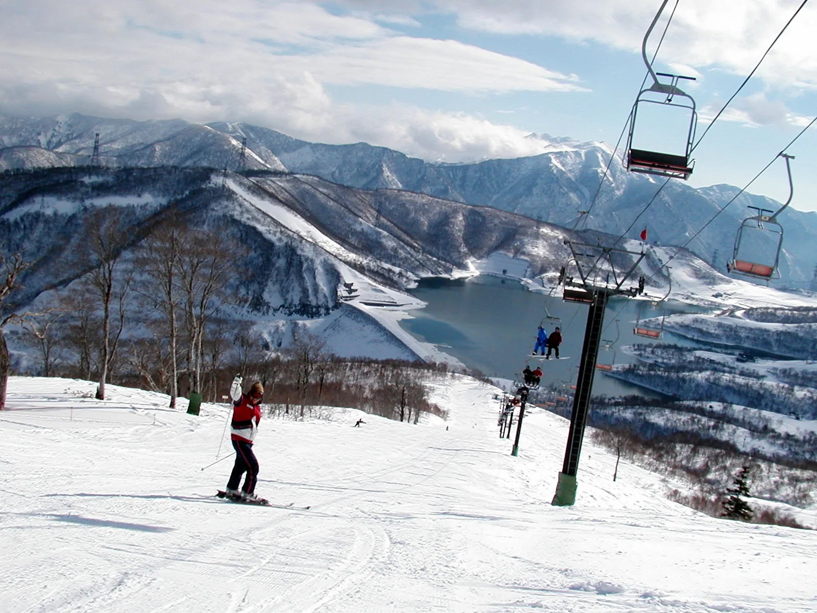 Kagura ski area with Tashiro lake - panoramio