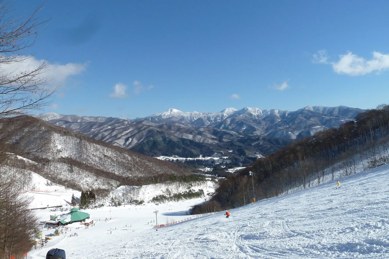 尾瀬岩鞍スキーリゾート-エキスパートコース下から日光白根山の眺め - panoramio